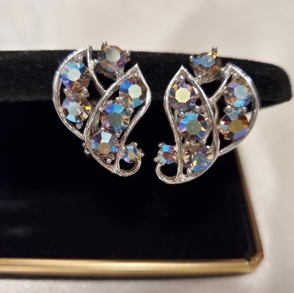 Beautiful Vintage Earrings Blue Aurora Borelis ~ Gold Tone~ Vintage Jewelry - Picture 5 of 10